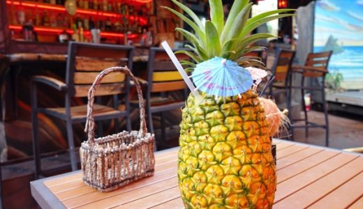 ココナッツやパイナップルを器にしたトロピカルなお酒で気分があがる♪Cuckoo Coconuts Waikiki